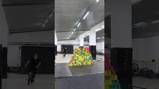 Папа даст Паше 5 тыщ, если он перепрыгнет через стаканчики на bmx 