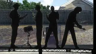 Фредди Меркьюри танцует перед своим домом/Freddie Mercury dance