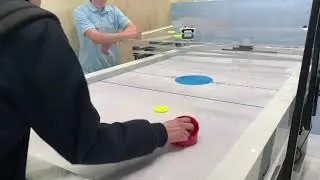 Робот играет в аэрохоккей