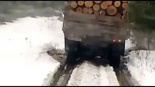Лесовоз проезжает яму