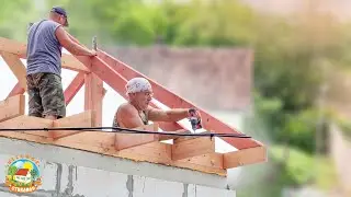 LIVING in a remote RUSSIAN village, BUILDING a new HOUSE! Installation of roof rafters.