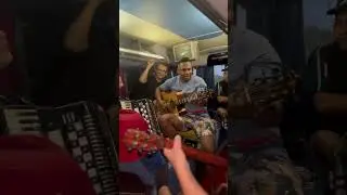 Aooo moda 🪗 🍻🤠 na estrada também a gente faz muita moda dentro do 🚎 