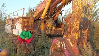 Нашли в лесу огромный трактор