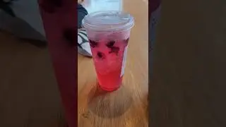 Зашли в Starbucks каждый купил то, что любит.