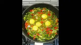 Зелёная стручковая фасоль с яйцом.