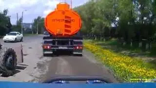 г. Бийск, ул. Трофимова, трактор потерял колесо