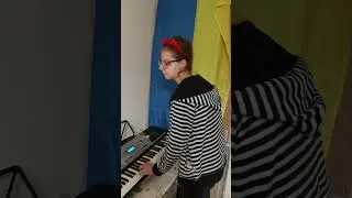 Доброго вечора,  ми з України! Аня грає на органі.  Слава Україні!