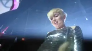 Miley Cyrus deixa fãs botarem mão na sua vagina em pleno show