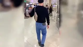 Мужчина который носит женскую сумочку