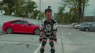 Learning how to use rollerblades with Meee