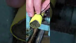 Как чёрный хомут поможет отрезать резиновый шланг ?)