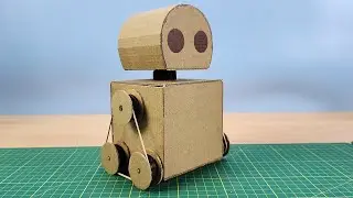 Sencillo Robot Hecho de Cartón