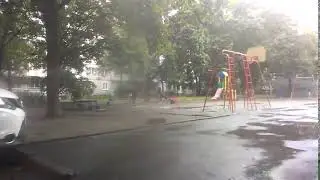 Дети прыгают по лужам