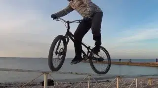 Катаюсь и балансирую на тонкой периле, на пляже!