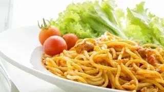 Спагетти с томатным соусом