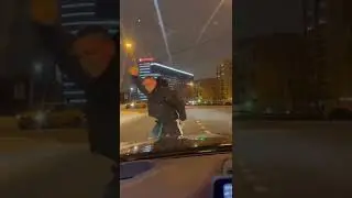 Литвин танцует посреди дороги😅