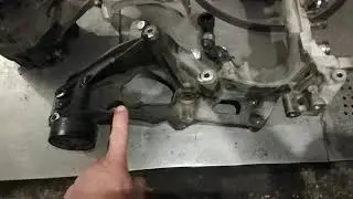 Джип Компас ( Jeep compass)  ОМ 651.  2,2 дизель . Течь масла из под  теплообменника.