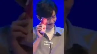 《Xiao Zhan》Thỏ con ấu trĩ Tiêu Chiến lại tự trêu mình cười rồi !!!