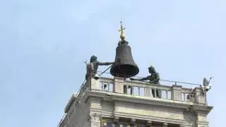 Бьют часы на башне в Венеции.За минуту до правильного времени бьет молодой.