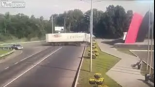 HORRIFIC TRUCK CRASH IN RUSSIA