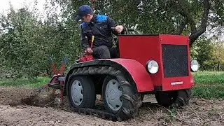Caterpillar mini tractor. Homemade rotary digger, digging potatoes