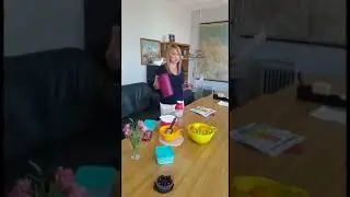 Перекус на работе, виноградный сок и тонизирующий напиток в кувшине 