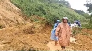 Detik-detik warga hampir tersapu tanah longsor