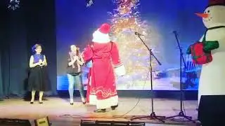 Дед Мороз отжигает на баяне!