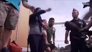 Vetřelec hodí svou žene s dítětem na koleje
