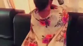 mrembo akikatika ndani ya dera