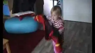 Myrthe laat zien hoe je handig een jas aantrekt