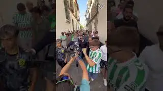Antony y la locura con la afición del Betis en las calles de Triana 💚🤍