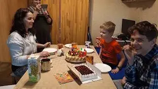 Никитке 8 лет! Свечи не гаснут - но он не сдаётся...