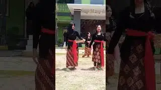 Senyum manis siswi SMA 