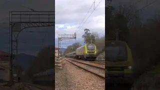 256.014 con un bobinero Trasona-Sagunto pasando Campomanes. 4/1/2024