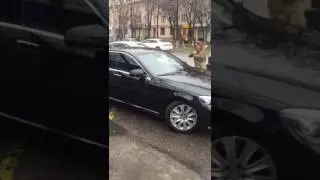 Не адекватная угробила мерс