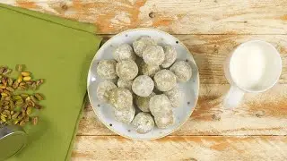 עוגיות פיסטוק ושקדים מושלגות
