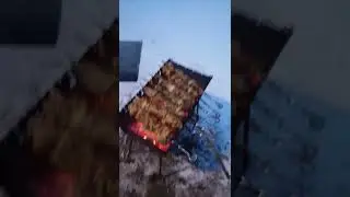 жарим шашлык зимой на море 