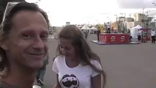 Угощают чипсами