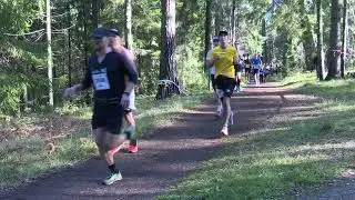 En väldigt lång sekvens på många hundra deltagare som sprang Lidingöloppet 2024