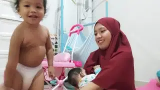si adik di susui si kakak dimandikan