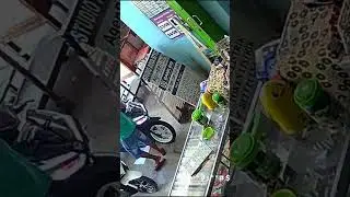 Detik Detik sepeda motor Loncat Kedalam Toko