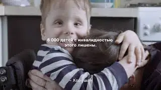 Марк исследует мир на коляске: гуляет, играет и дурачится