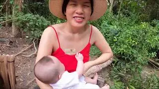 Breastfeeding my baby in a hot dry day