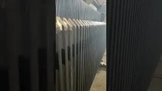 Будет стоять? Не будет стоять? Поставили. Стоит. На полу в цеху 12 метровая заборная секция.