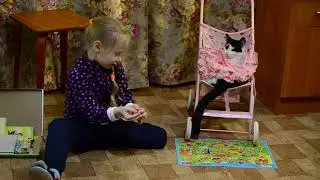 вася с котей играют