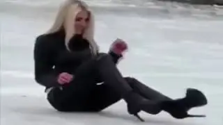 На лабутенах и в восхитительных штанах )))