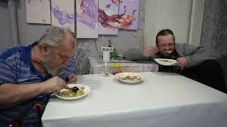Кушаем лапшу с отцом на кухне и говорим про глубину промерзания кессона зимой ПОДВАЛ ИЛЬИЧА