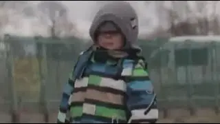 Prizor malenog dječaka koji jecajući prelazi granicu slama srca