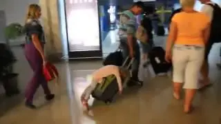 Девочка спит на чемодане